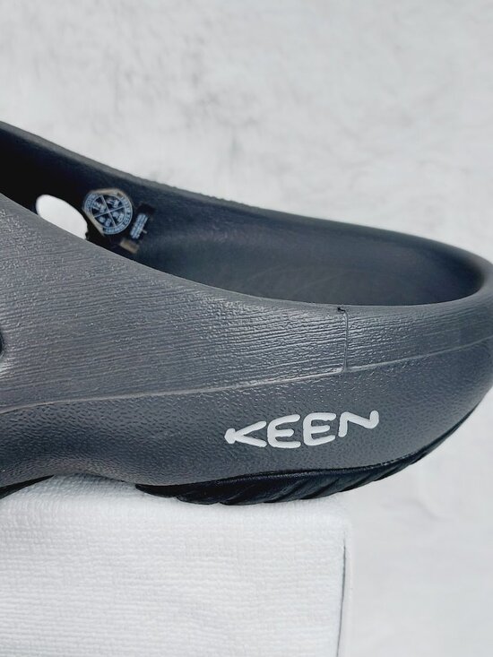 Keen Men\'s Magnet Black Yogui Slip-On Summer Clogs Sandals Size US 12 main image 4
